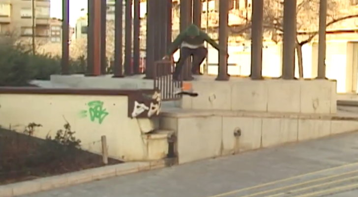 Arthur Dias patinando las calles de Barcelona