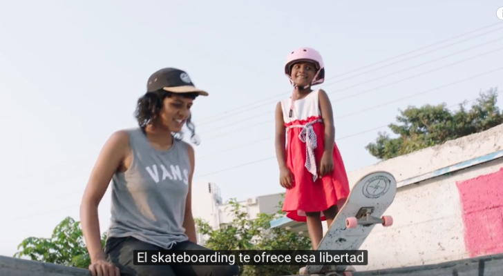 Las skaters de Vans llevando su engorile a las chicas de India