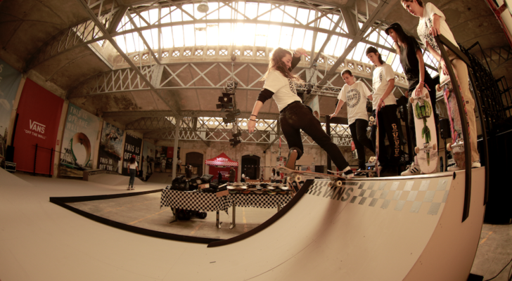 Helena Long y Julia Benedetti en el Vans Girls Skate Camp