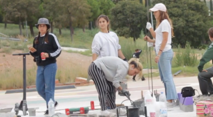 Clip con patinadoras de BCN construyendo y ripando en Bóbila