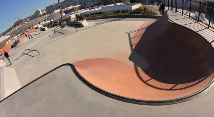 Probando el nuevo skatepark Vialia en Vigo.